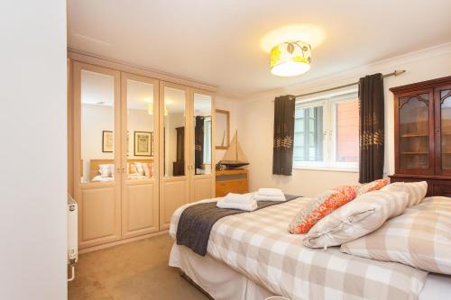 a bedroom with two beds and a window at Superior 2 Bedroom apartment St Paul's City of London in London