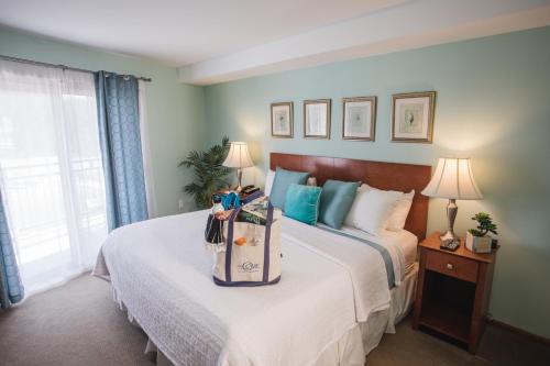 Tempat tidur dalam kamar di The Cove of Lake Geneva