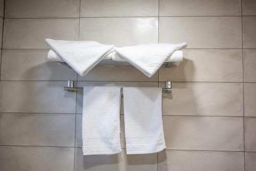 Ein Haufen Handtücher auf einem Handtuchhalter im Badezimmer in der Unterkunft MagHay B&B Hotel in Vanadzor in Wanadsor