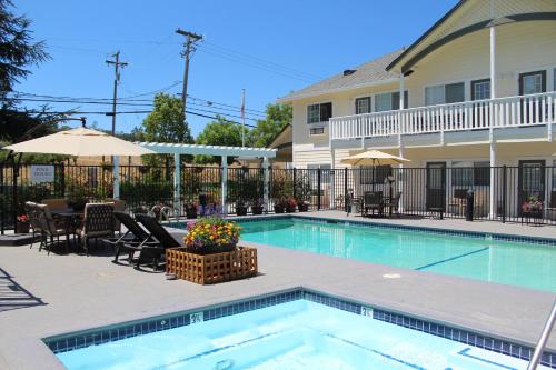 a swimming pool in front of a building with a house at Geyserville Inn in Geyserville