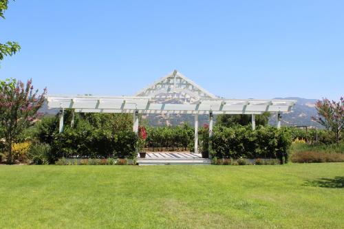 a white gazebo in a grassy field at Geyserville Inn in Geyserville