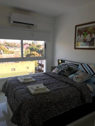 um quarto com uma cama com duas toalhas em Departamento Rodrigo II em Posadas