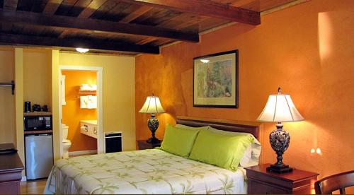 1 dormitorio con 1 cama y 2 lámparas. en Coast Inn and Spa en Fort Bragg