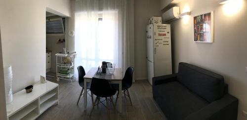 salon ze stołem jadalnym i kanapą w obiekcie Giuly'S House Cozy & Comfy Apartment in Rome ....Real Rome !!! w Rzymie