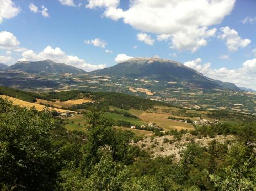 vista su una montagna in lontananza di gîte "au pied de Cristayes " a Gap