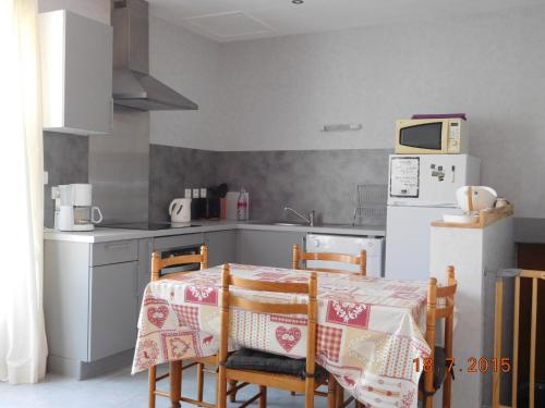 A kitchen or kitchenette at gîte "au pied de Cristayes "