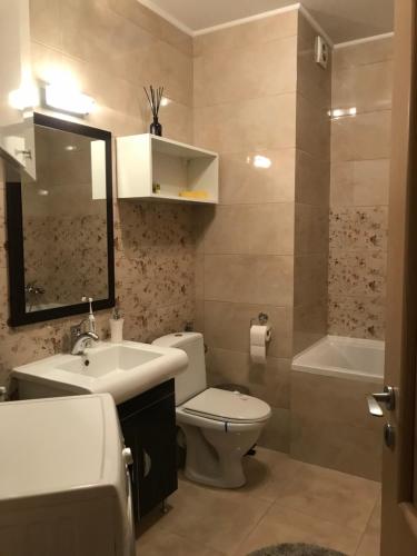 ein Badezimmer mit einem WC, einem Waschbecken und einer Badewanne in der Unterkunft Zen Apartment Oradea - FREE Parking in Oradea