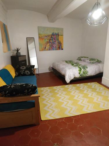 sala de estar con 2 camas y alfombra en Gite de la Madeleine 80 m2, en Tournus