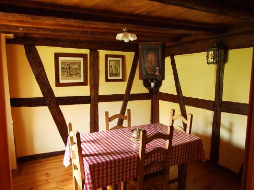 d'une salle à manger avec une table et un tissu de table rouge et blanc. dans l'établissement Gîte 