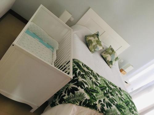 プエルト・カレロにあるNoray Goldの白いベッド(緑の枕付)