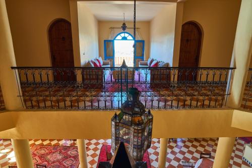 a living room with a table and a vase at Maison D'hotes Sahara in Aoufous