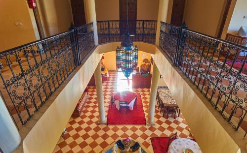 an overhead view of a staircase with a table and chairs at Maison D'hotes Sahara in Aoufous