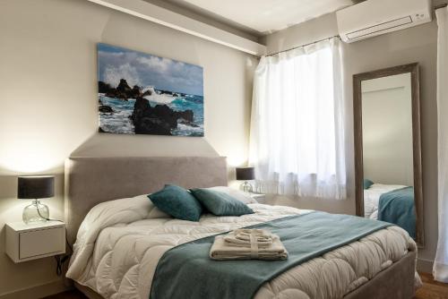 Un dormitorio con una cama grande con espejo. en Four Elements Apartments, en Catania