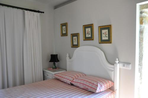 una camera con letto e testiera bianca di Casa dos Avós by Eira dos Canastros a Espindelo