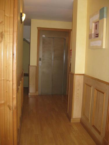 an empty room with a hallway with a door at Puerta del Sol in Ciudad-Rodrigo