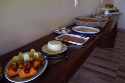 un buffet con piatti di cibo su un tavolo di Pantanal Ranch Meia Lua a Miranda