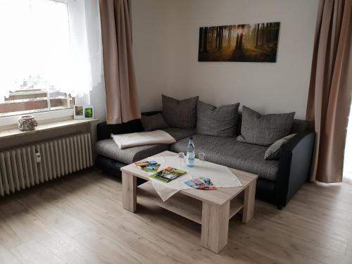 een woonkamer met een bank en een salontafel bij Ferienwohnung Harzlust in Goslar