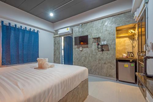 a bedroom with a large bed and a tv at BA​ Apartment​ Flow​Suvarnabhumi in Bang Phli