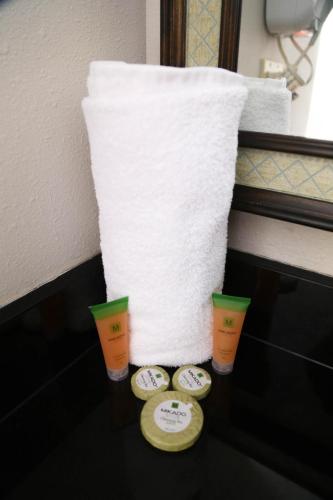 a roll of toilet paper and two cups on a counter at Destiny Palms Hotel Maingate West in Kissimmee