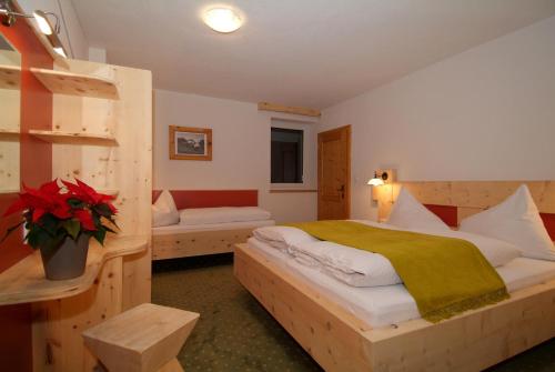 1 Schlafzimmer mit 2 Betten in einem Zimmer mit in der Unterkunft Appartement Ambrosius in Lermoos
