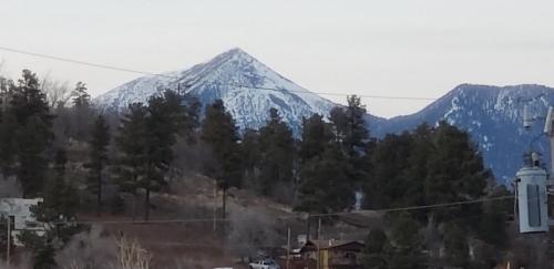 Vue générale sur la montagne ou vue sur la montagne depuis le motel
