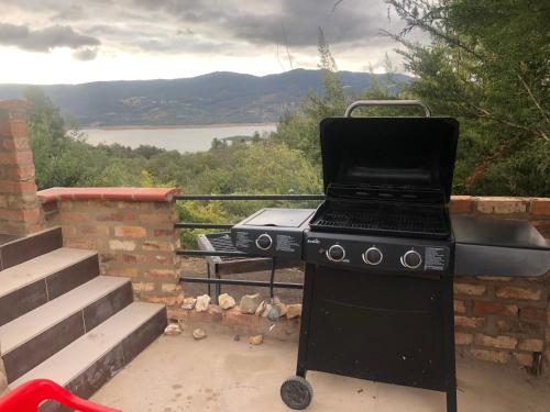 a barbecue grill with a view of a river at APTO 102 EN "ABADIA de TOMINE" in Guatavita