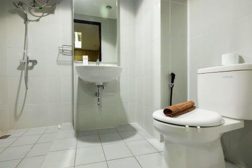 łazienka z toaletą, umywalką i prysznicem w obiekcie Graceful and Luxury 1BR Casa de Parco Apartment By Travelio w mieście Samporo
