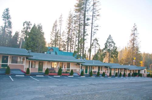 una fila de edificios en un estacionamiento en El Dorado Motel, en Twain Harte