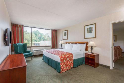 A bed or beds in a room at Ramada by Wyndham Triangle/Quantico