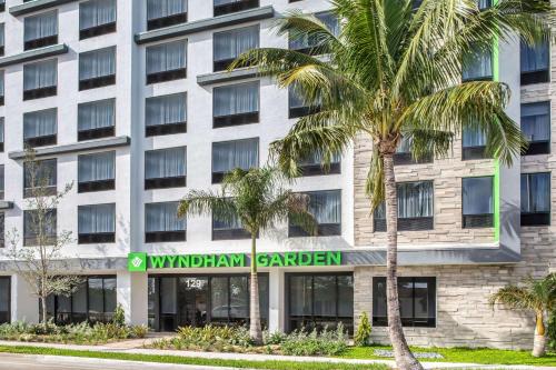 a palm tree in front of a building at Wyndham Garden Ft Lauderdale Airport & Cruise Port in Dania Beach