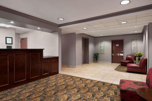 Χώρος καθιστικού στο Lancaster Suites