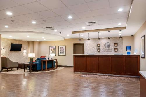 a waiting room at a hospital with a waiting desk at Comfort Inn & Suites At Copeland Tower in Metairie