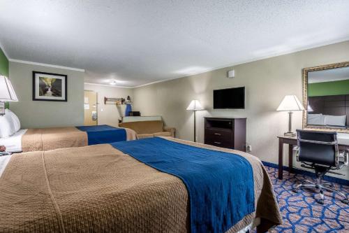 מיטה או מיטות בחדר ב-Rodeway Inn and Suites Ithaca