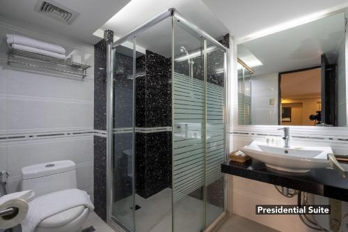 Ένα μπάνιο στο Orchid Garden Suites