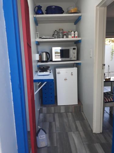 Kuchyň nebo kuchyňský kout v ubytování Lighthouse Cottage stone's throw from the beach