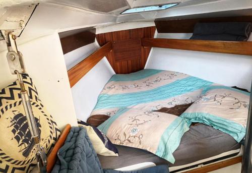 un lit à l'arrière d'un bateau dans l'établissement seuls à bord dans le golfe hebergement atypique, à Porto-Vecchio