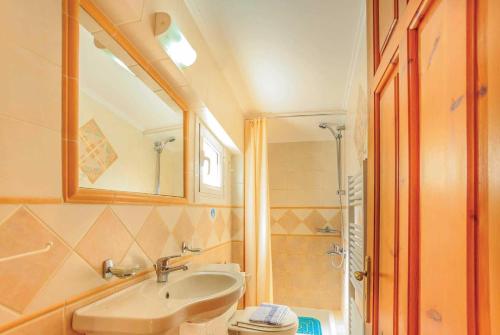 ヴァシリコスにあるDorettaのバスルーム(シンク、鏡付きシャワー付)