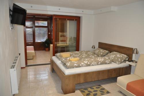 ein Schlafzimmer mit einem Bett und einem TV in der Unterkunft Penzion Kimex in Znojmo
