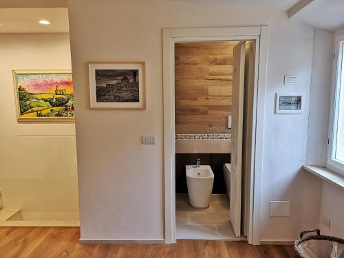 bagno con servizi igienici bianchi in camera di Loft Bellavista Volterra a Volterra