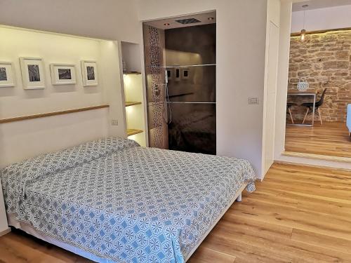 una camera con letto e cabina armadio di Loft Bellavista Volterra a Volterra