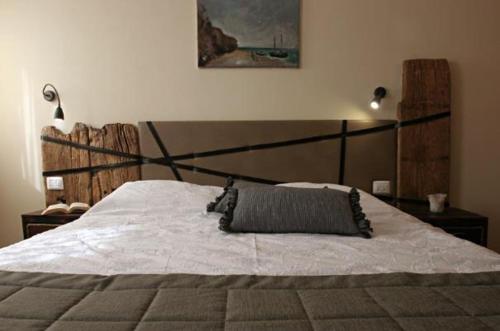 CastelgombertoにあるBed & Breakfast Ai Cracchiのベッドルーム1室(枕付)