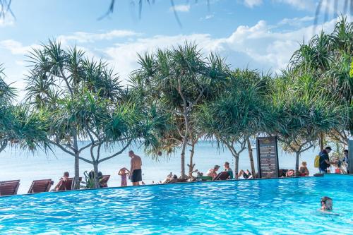 المسبح في Lanta Miami Resort - SHA Extra Plus أو بالجوار