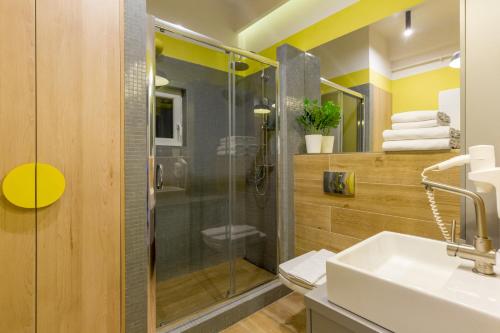 un bagno con doccia, lavandino e WC di Corvin's Crib a Cluj-Napoca