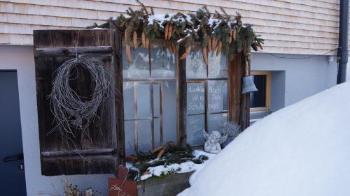 a house with a window with a wreath on it at Haus Edeltraud in Mellau