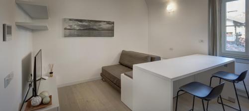 a small living room with a white table and chairs at QUADRATO in Turin