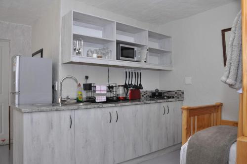 Dapur atau dapur kecil di At One Lodge