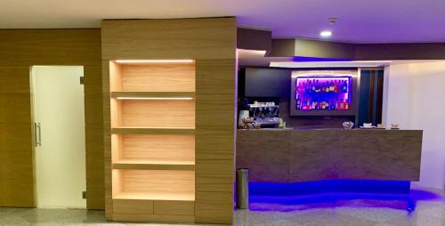 a room with a bar with a tv in it at Hotel Grillo in Assemini