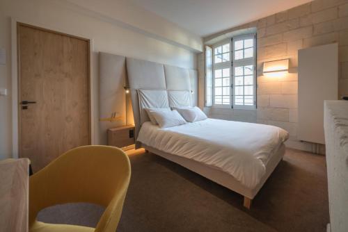 Tempat tidur dalam kamar di Fontevraud L'Ermitage