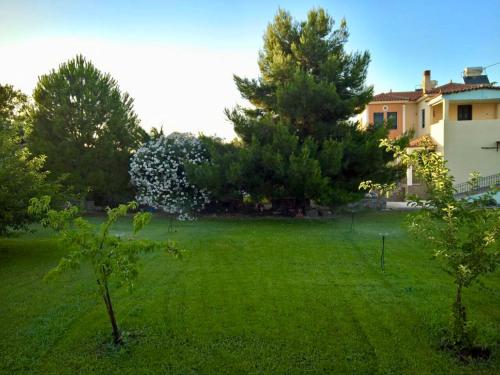a green yard with a house and trees at Villa Marita in Lisvórion