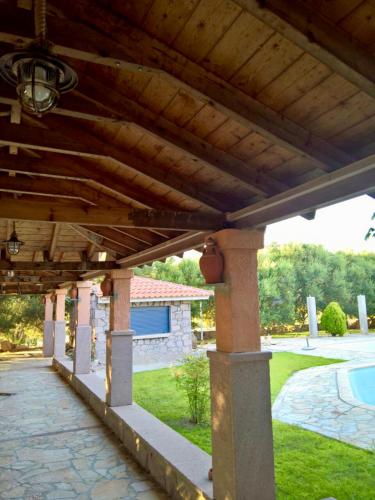 a wooden pergola with a house in the background at Villa Marita in Lisvórion